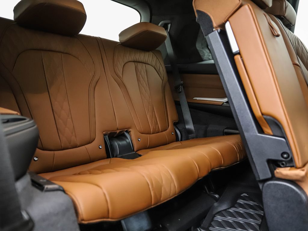 Used 2025 BMW X7 M60i image 30