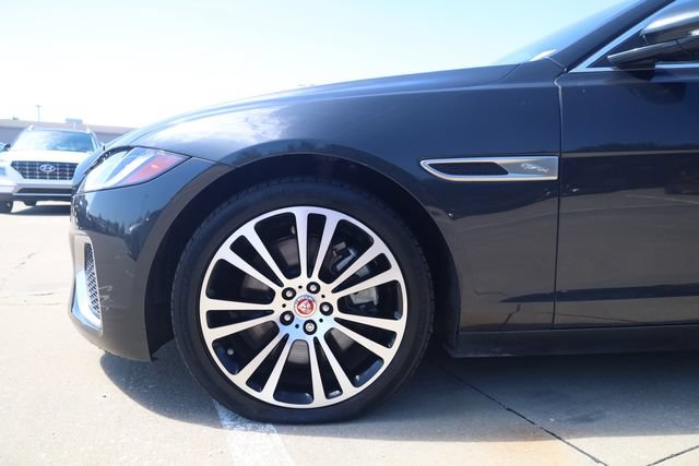 Used 2022 Jaguar XF SE RWD image 11