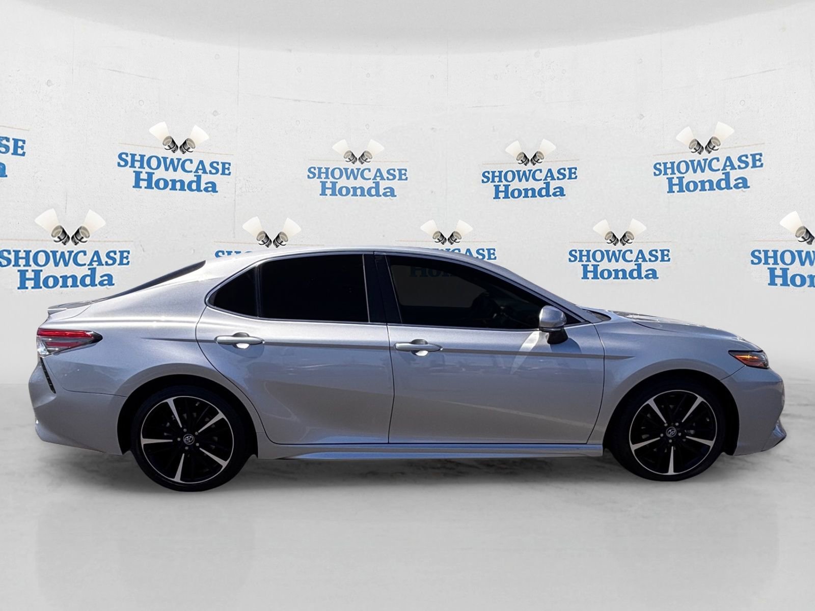 Used 2018 Toyota Camry XSE FWD image 9