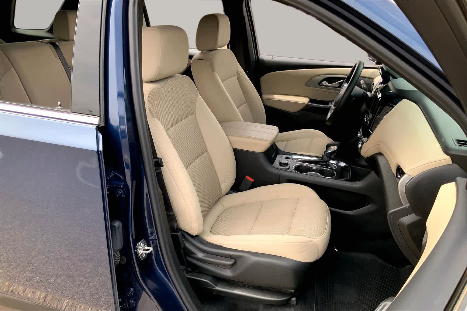 Used 2023 Chevrolet Traverse LS FWD image 9