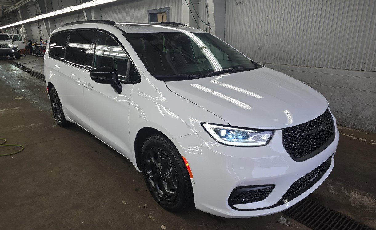 Used 2024 Chrysler Pacifica Premium image 2