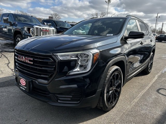 Used 2022 GMC Terrain SLE w/ Driver Convenience Package image 3
