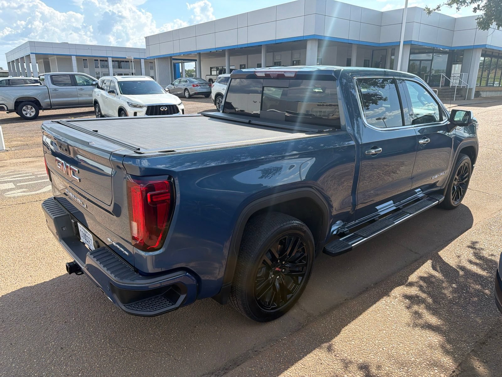 Used 2024 GMC Sierra 1500 Denali w/ Technology Package AWD/4WD image 9