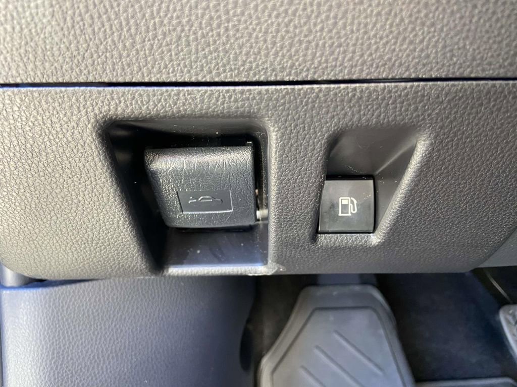 Used 2025 Toyota Highlander XLE image 31