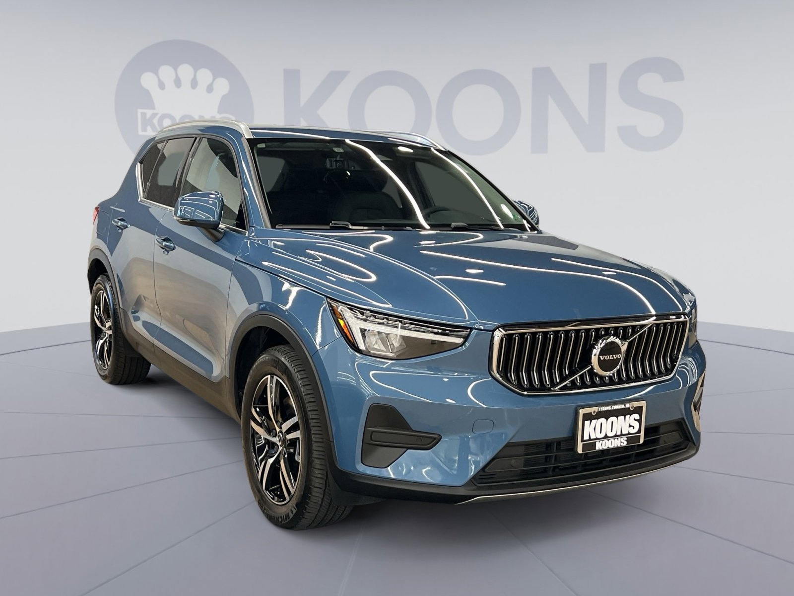 Used 2024 Volvo XC40 B5 Core w/ Climate Package image 8