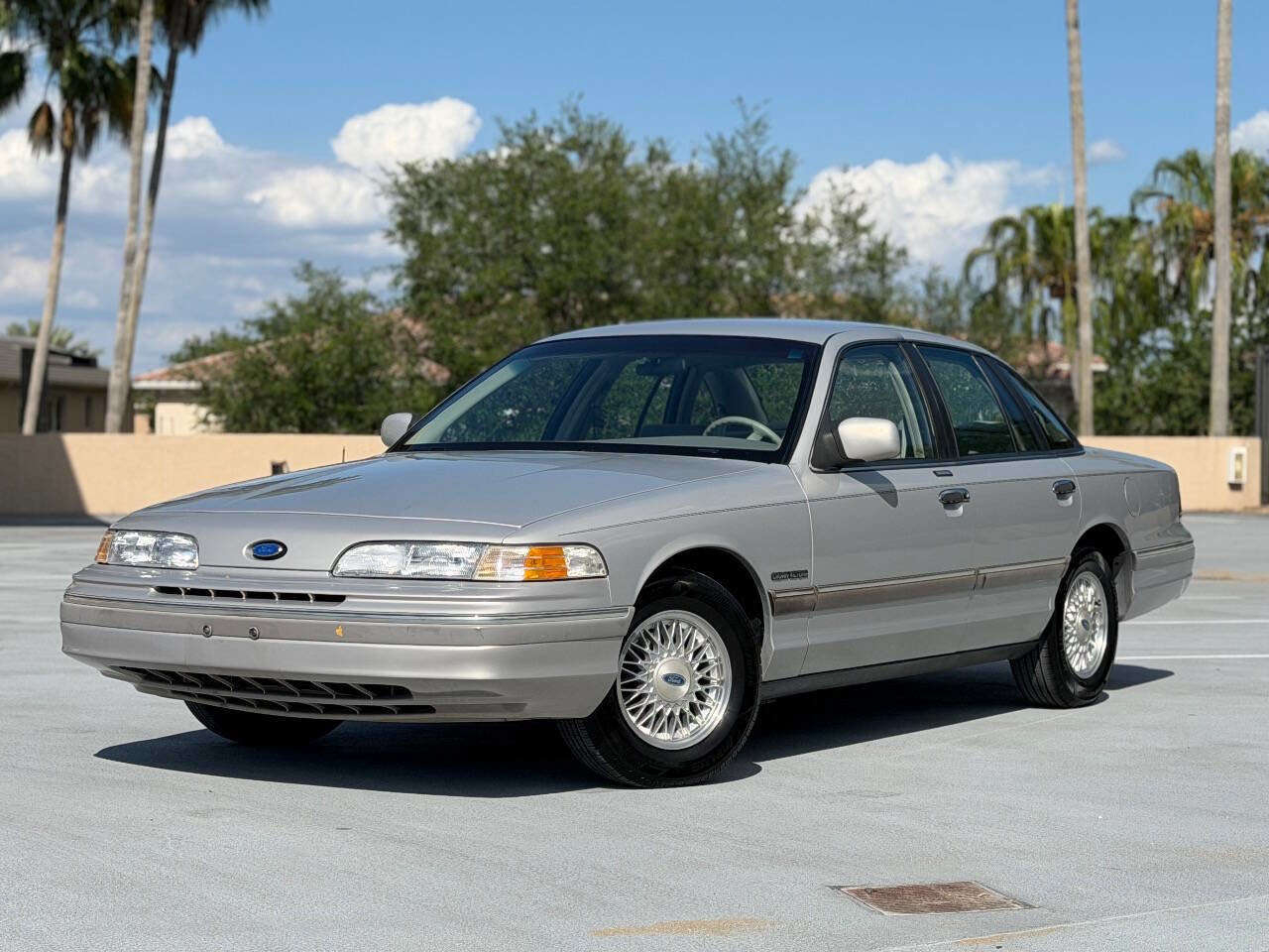 Used 1992 Ford Crown Victoria LX RWD image 1