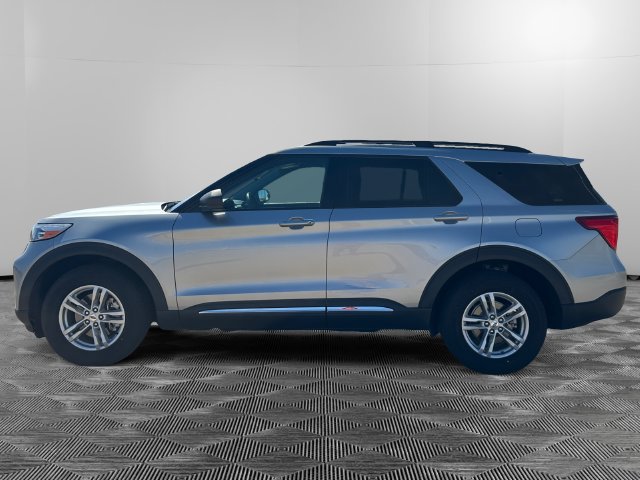 Used 2023 Ford Explorer XLT w/ Equipment Group 202A AWD/4WD image 2