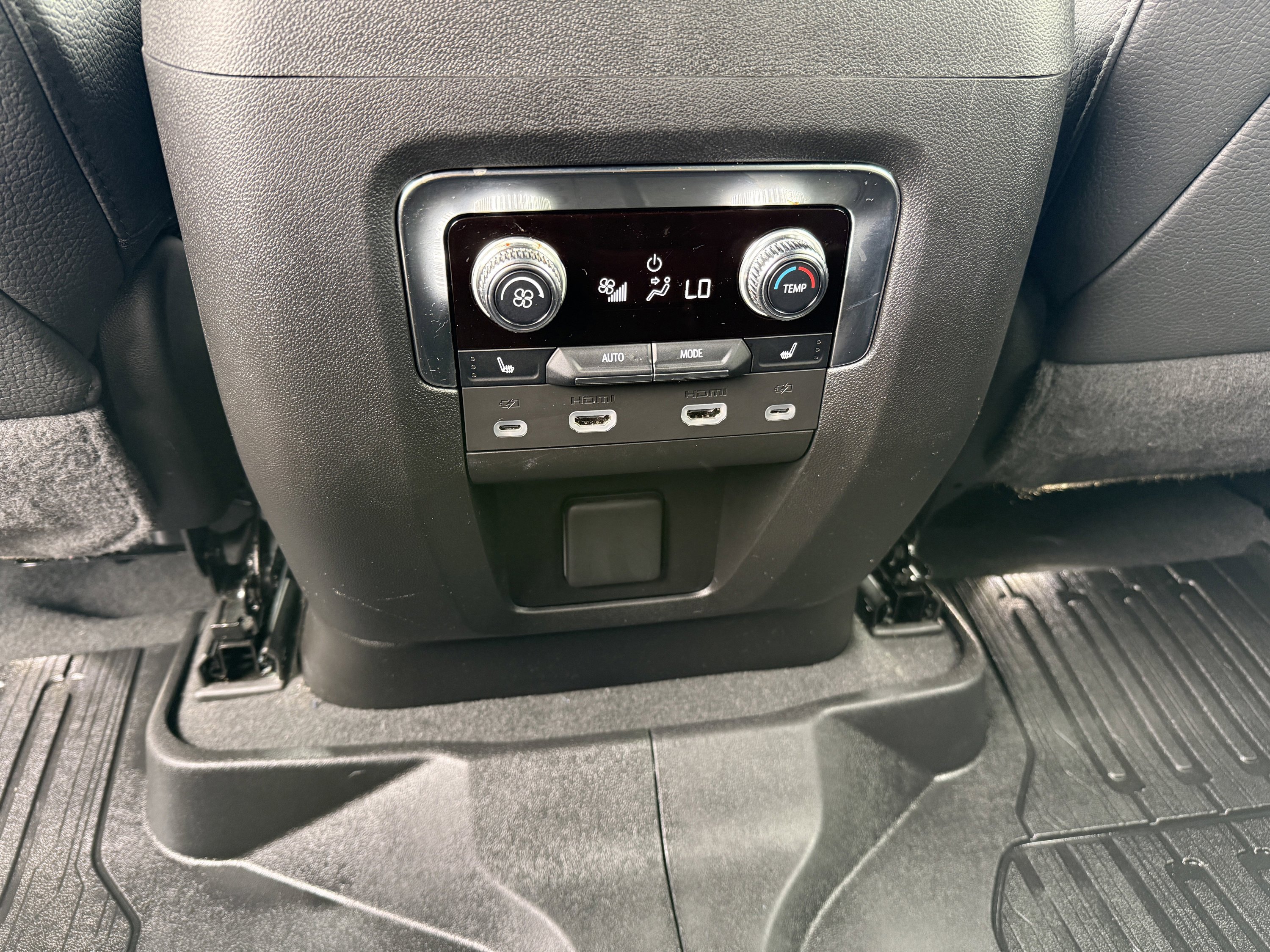 Used 2024 GMC Yukon XL Denali w/ Advanced Technology Package image 13