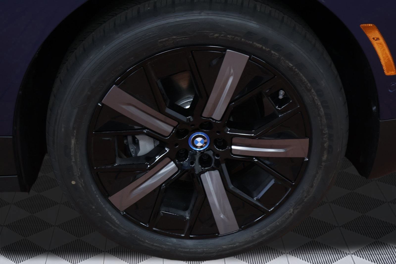 Used 2025 BMW iX xDrive50 w/ Premium Package image 9