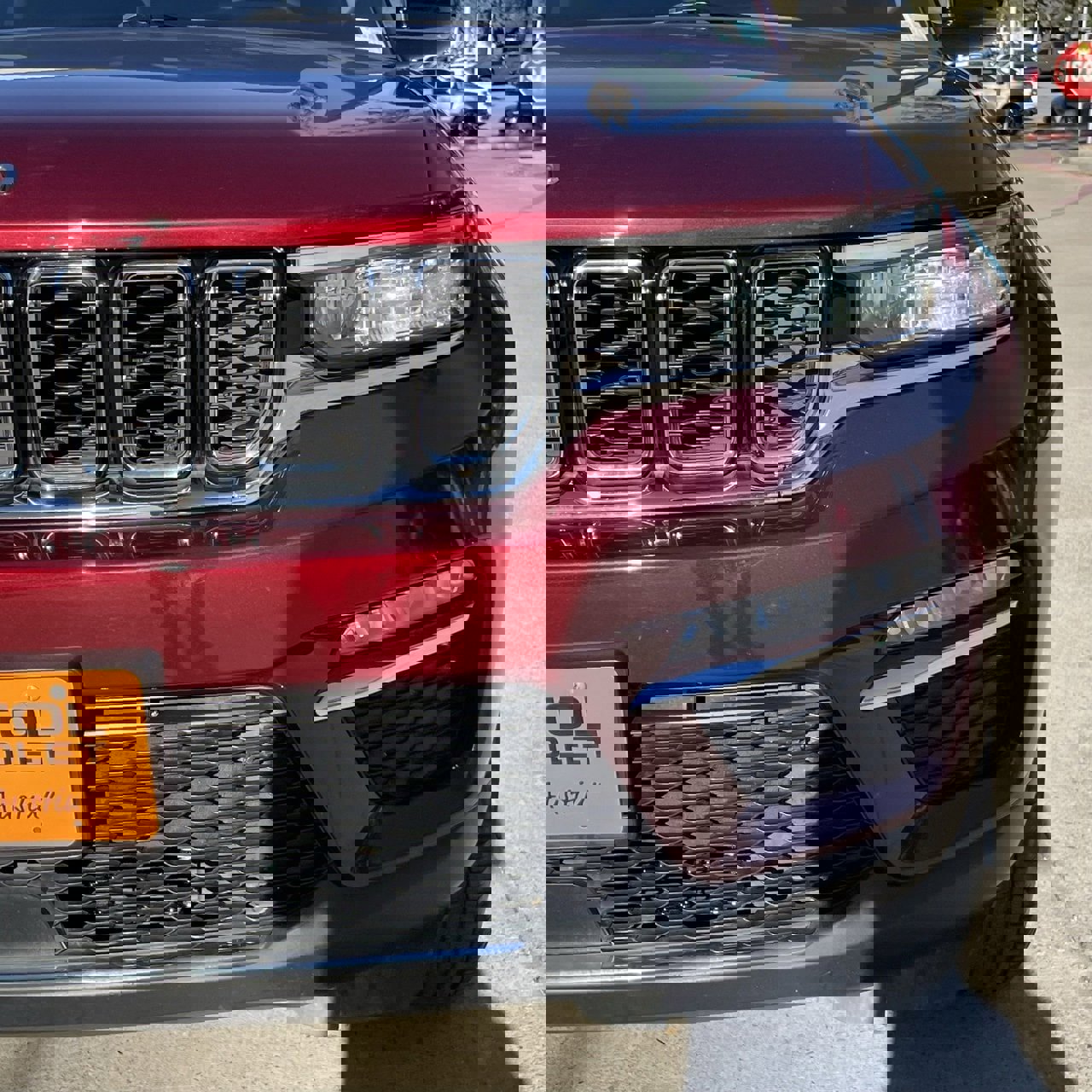 Used 2023 Jeep Grand Cherokee Limited image 7