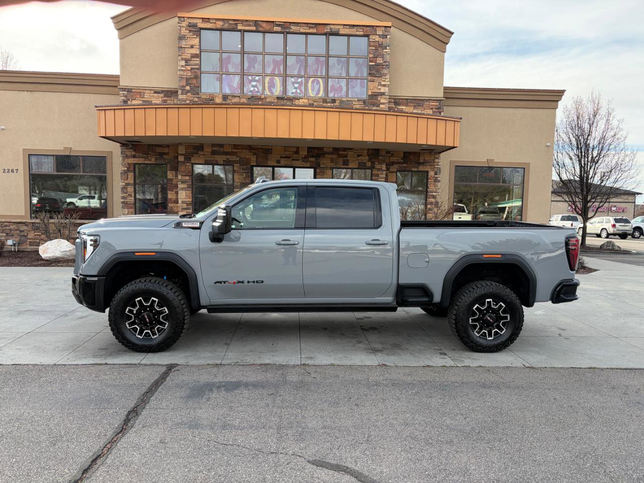 Used 2024 GMC Sierra 2500 AT4X image 2