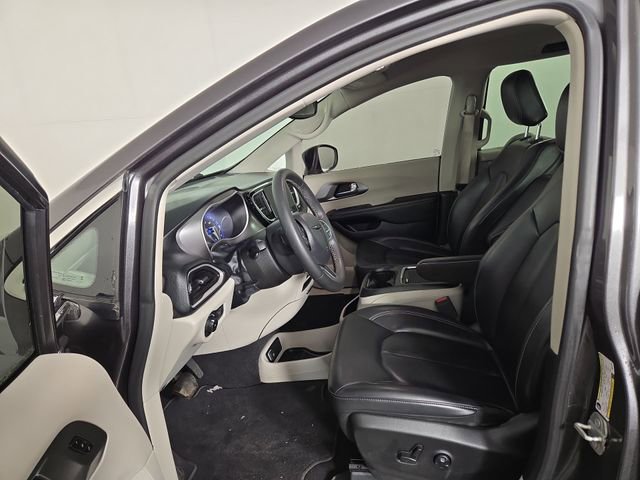 Used 2023 Chrysler Pacifica Touring-L image 13