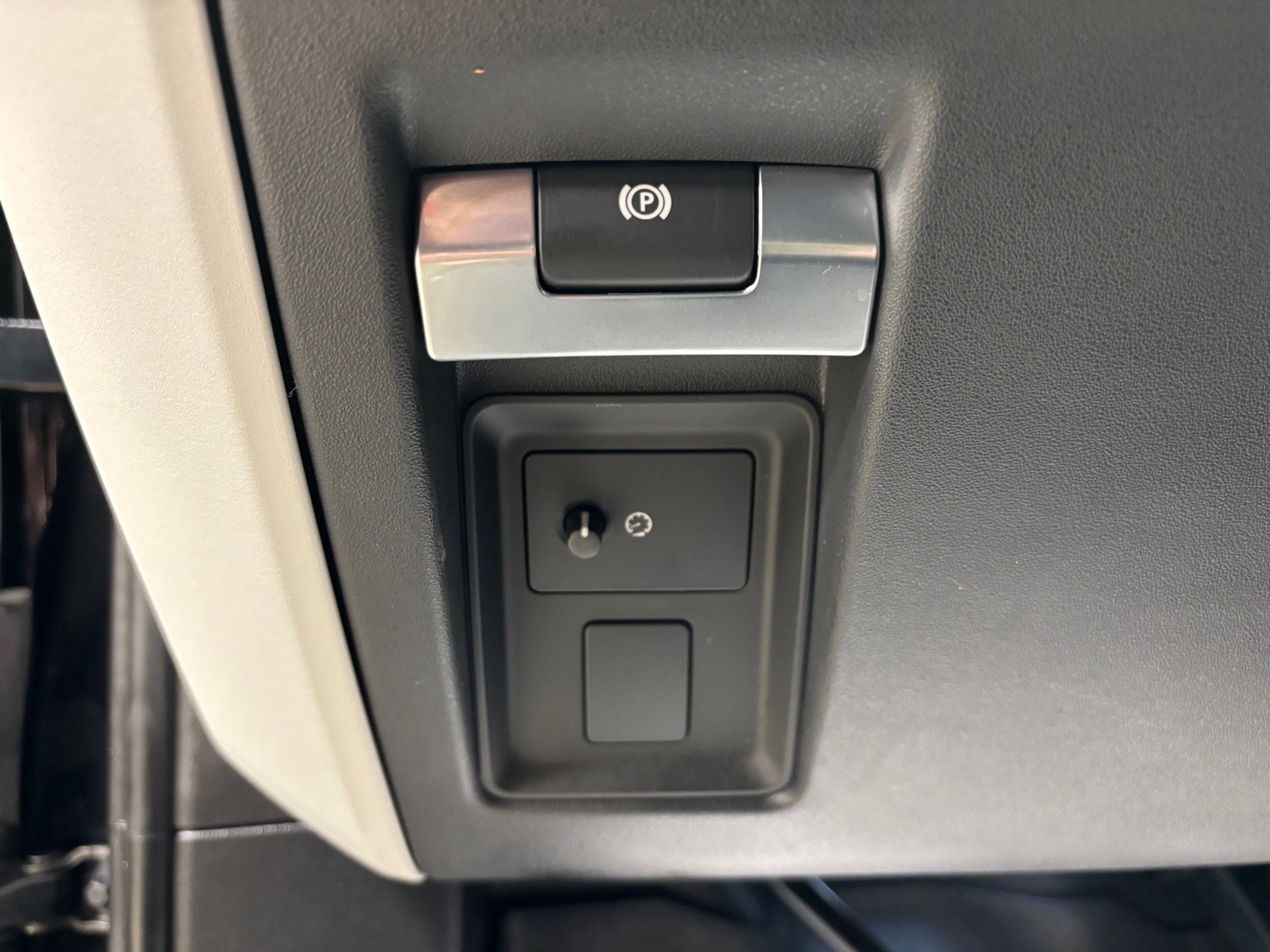 Used 2025 Land Rover Defender 110 S AWD/4WD image 22