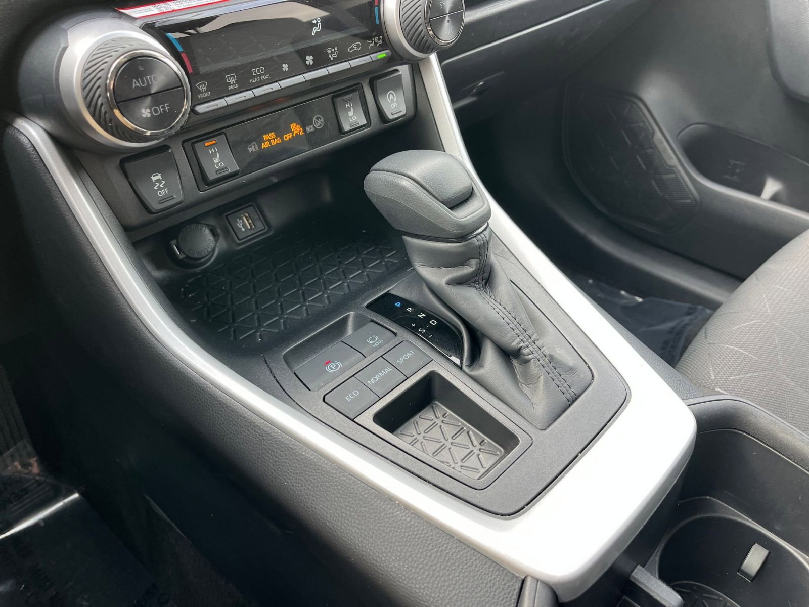 Used 2025 Toyota RAV4 XLE w/ Weather Package image 40