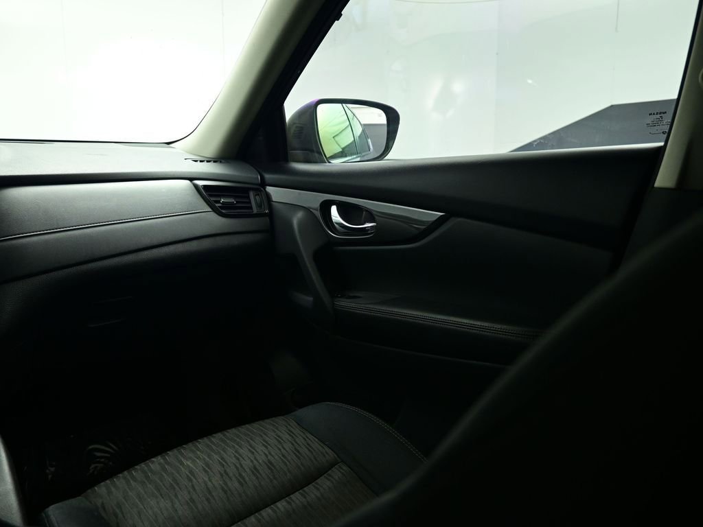 Used 2018 Nissan Rogue SV image 43