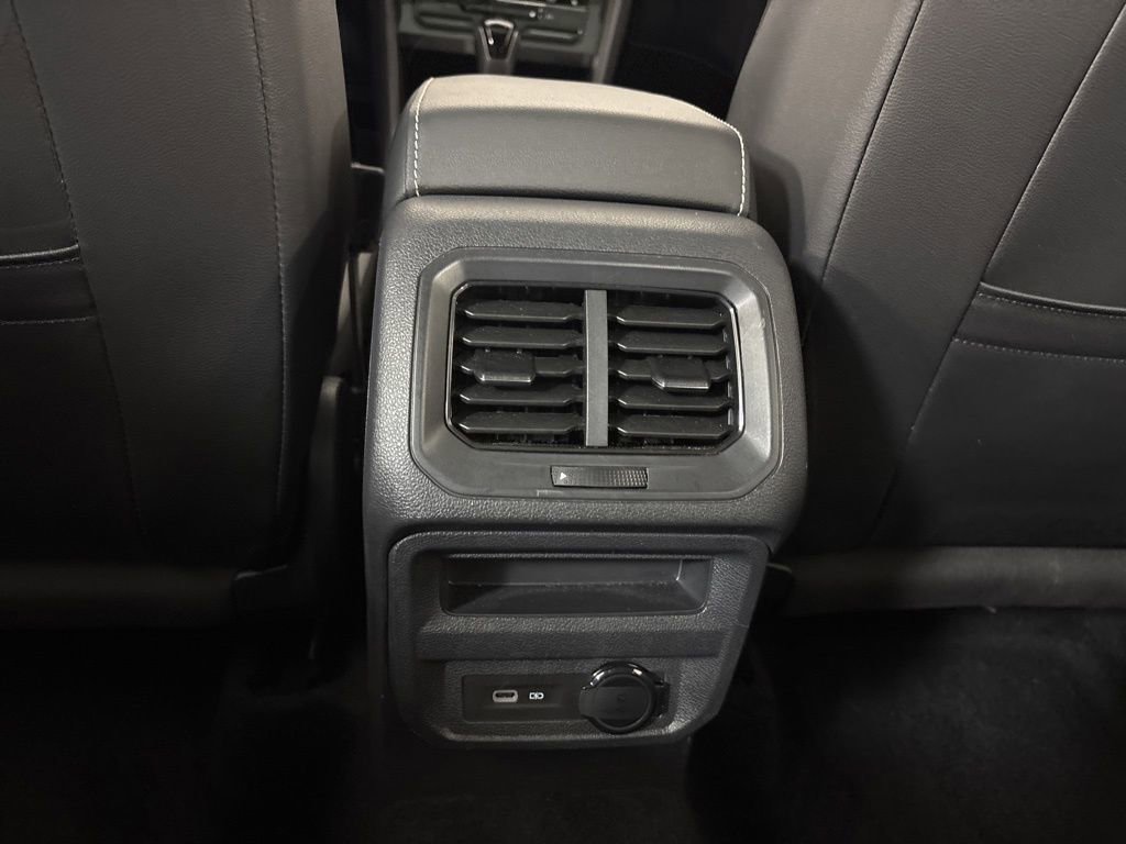 Used 2023 Volkswagen Tiguan SE R-Line image 26
