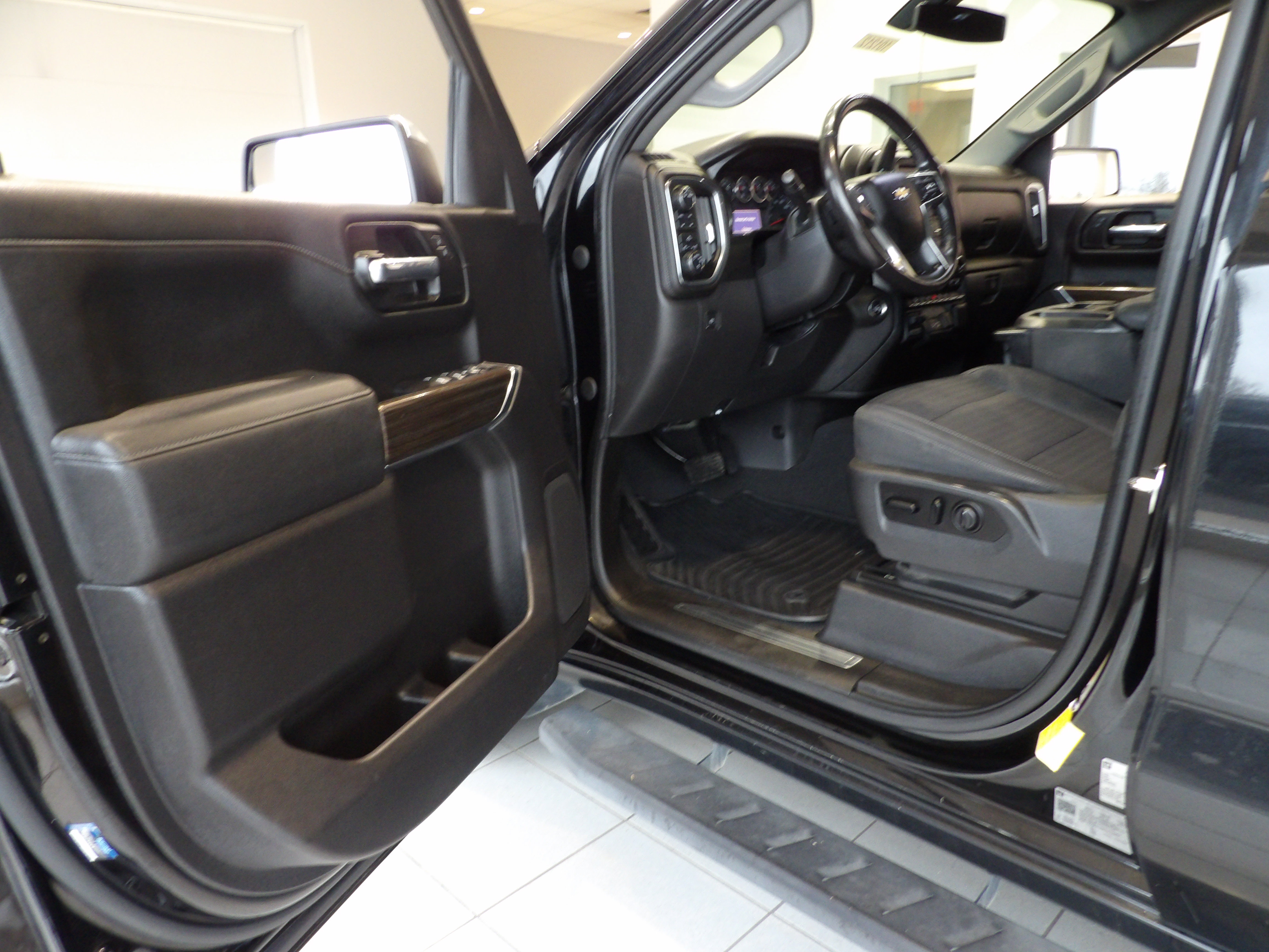 Used 2021 Chevrolet Silverado 1500 LT w/ Z71 Off-Road Package AWD/4WD image 8
