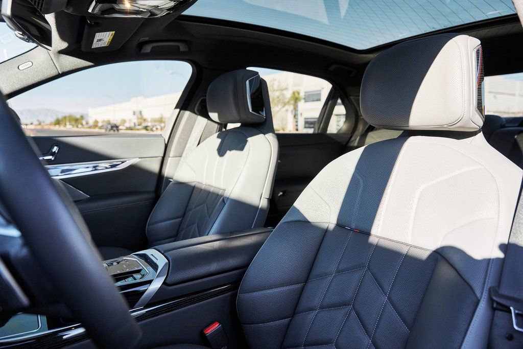 Used 2025 BMW 760i xDrive w/ Executive Package image 40