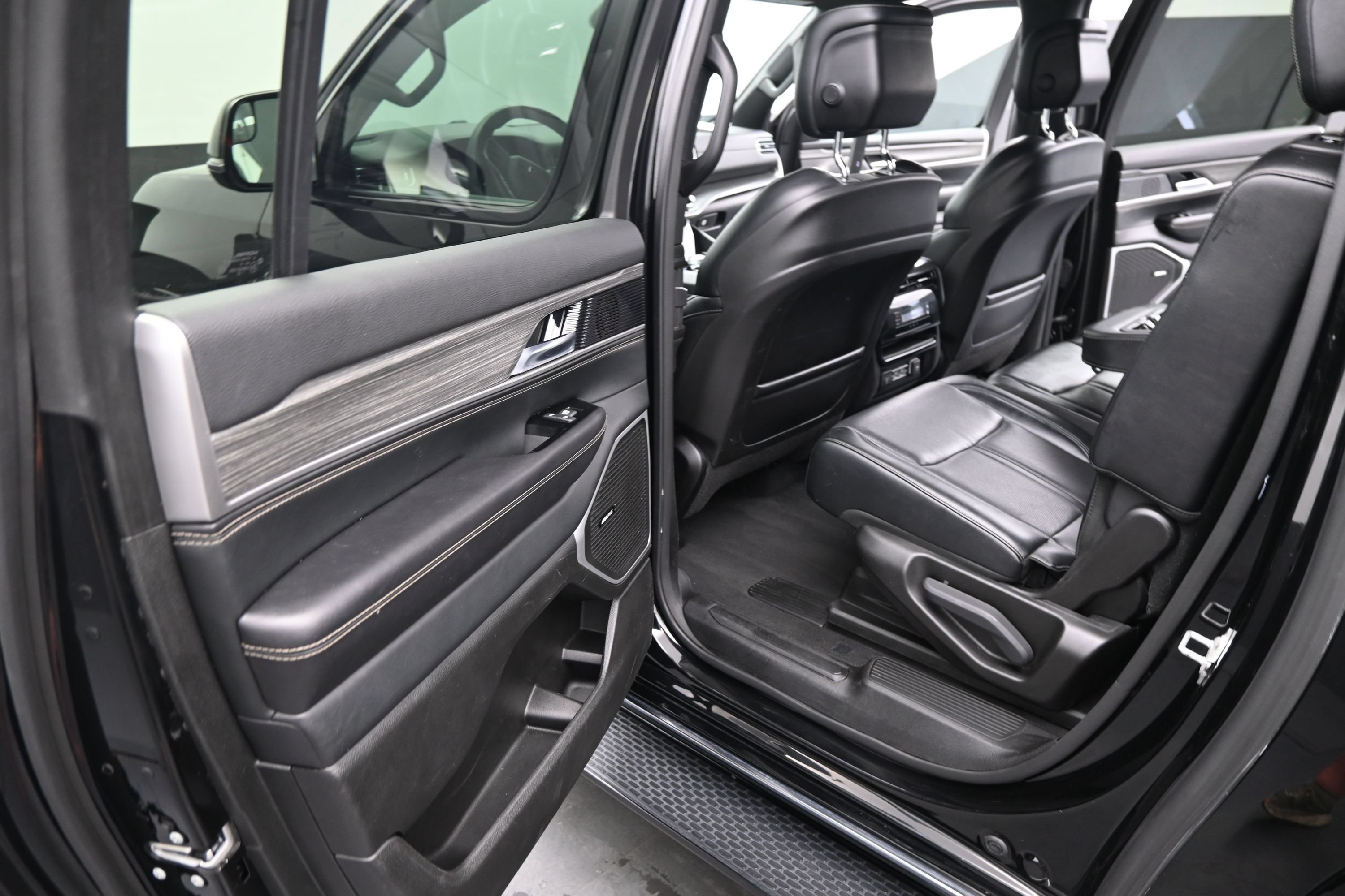 Used 2024 Jeep Wagoneer L Series II RWD image 15