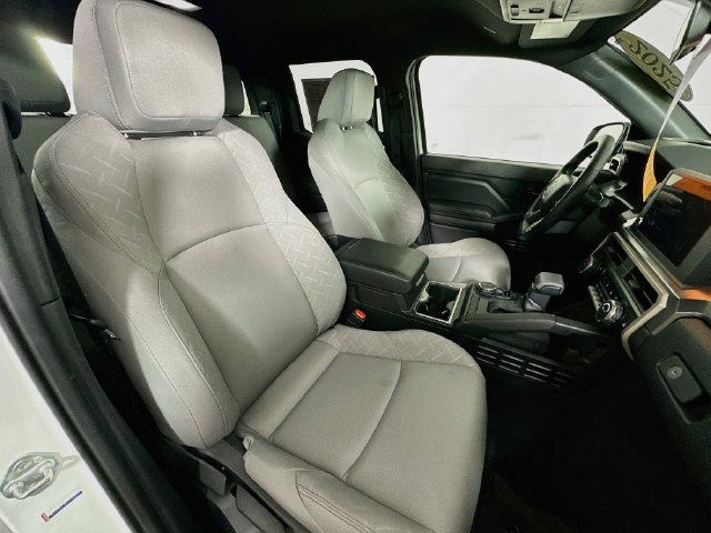 Used 2025 Toyota Tacoma SR5 AWD/4WD image 34