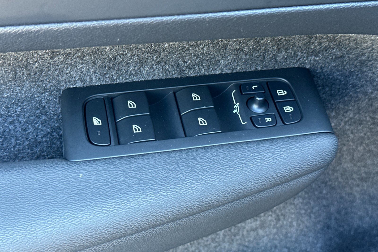 Certified 2025 Volvo XC40 B5 Core w/ Protection Package Premier image 12