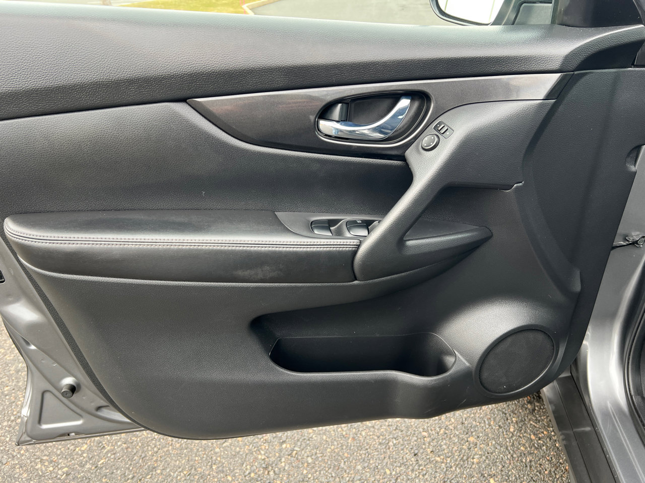 Used 2018 Nissan Rogue S image 18