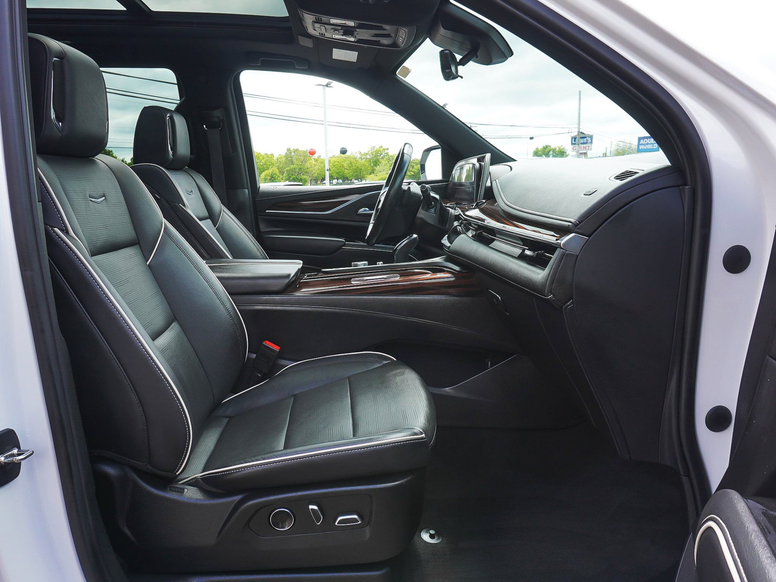Used 2023 Cadillac Escalade Premium Luxury AWD/4WD image 49