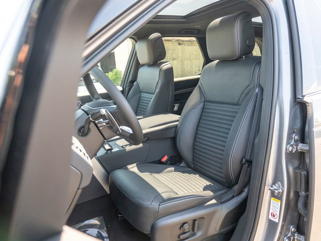 New 2025 Land Rover Discovery Dynamic SE image 18