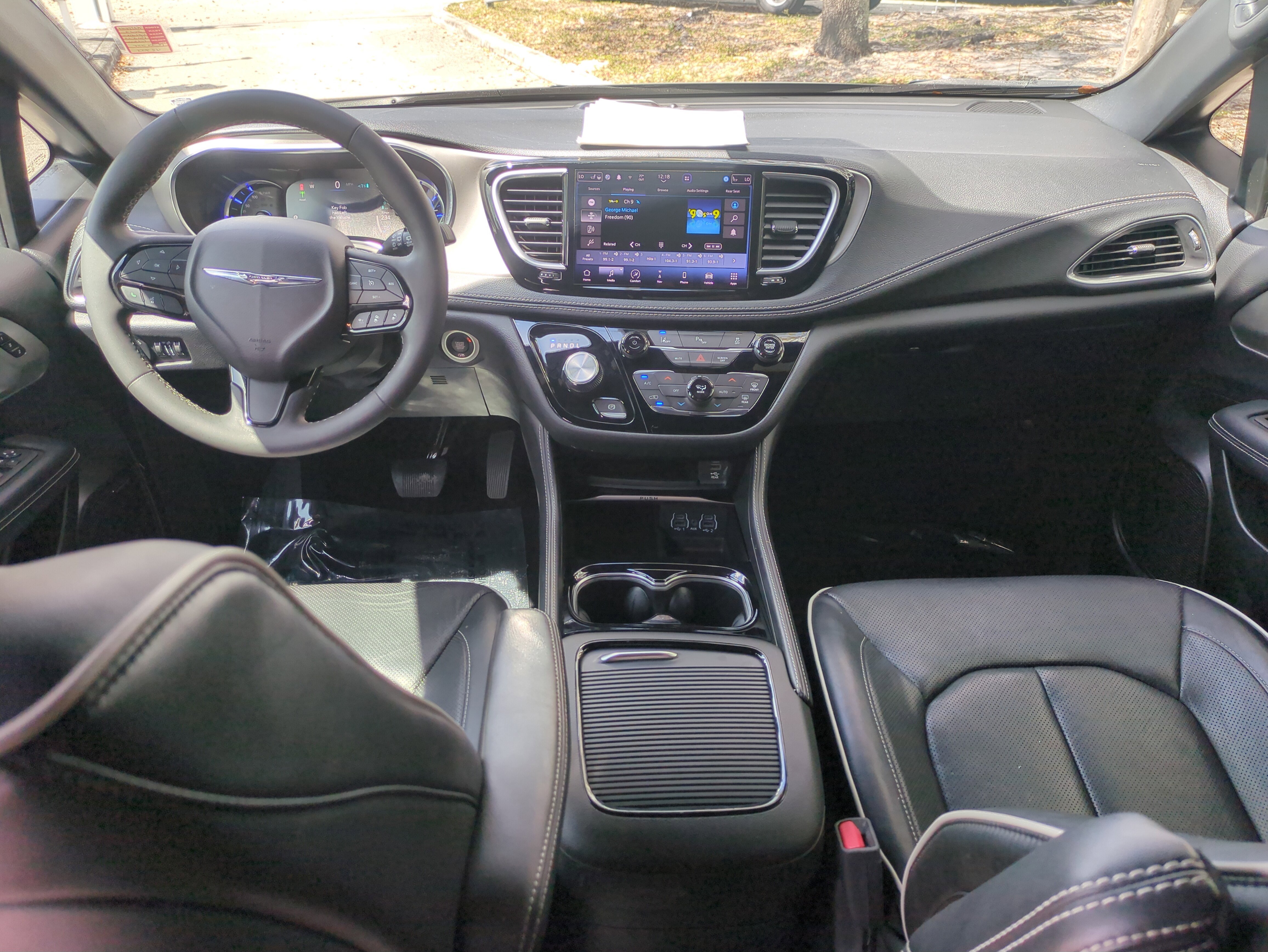 Certified 2023 Chrysler Pacifica Limited w/ Uconnect Theater Family Group image 14
