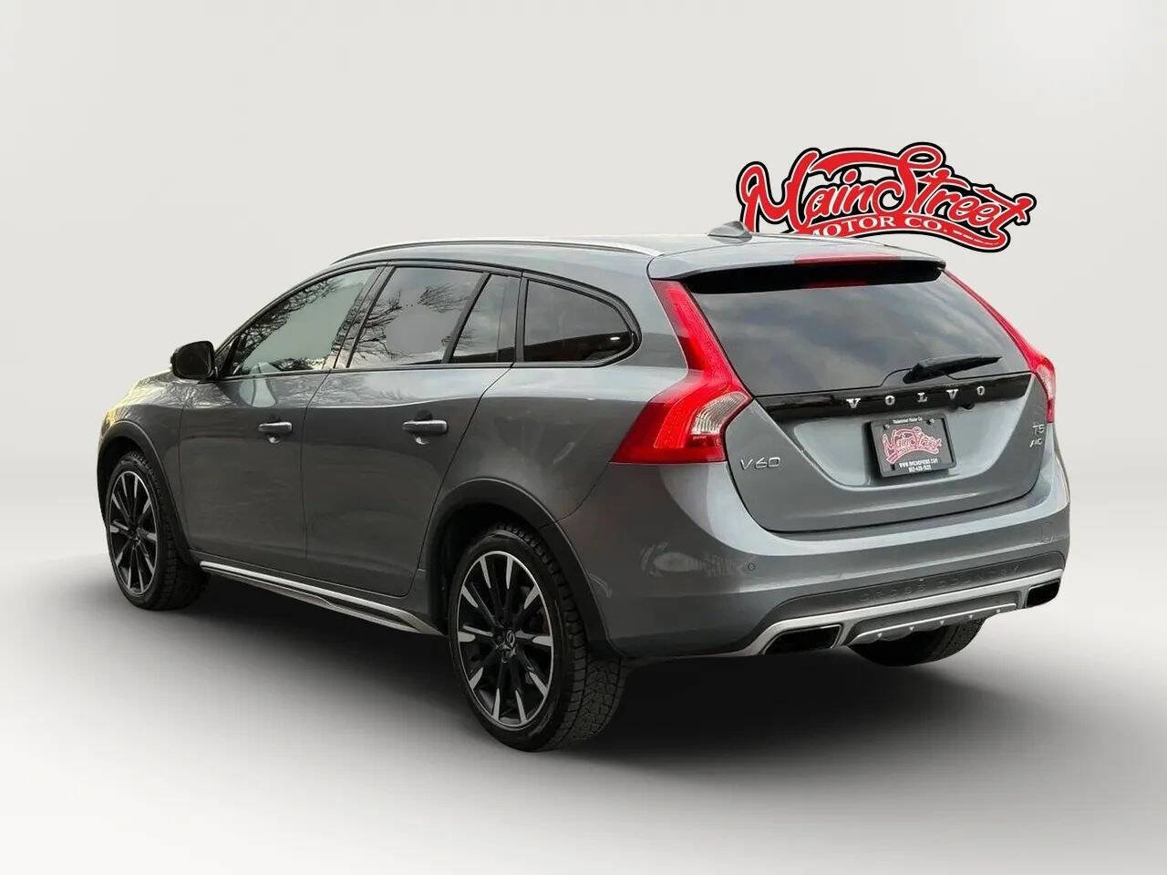 Used 2016 Volvo V60 T5 Cross Country Platinum w/ Climate Package image 5