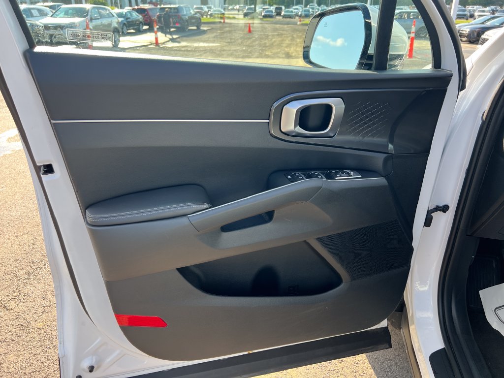 Certified 2023 Kia Sorento LX AWD/4WD image 11