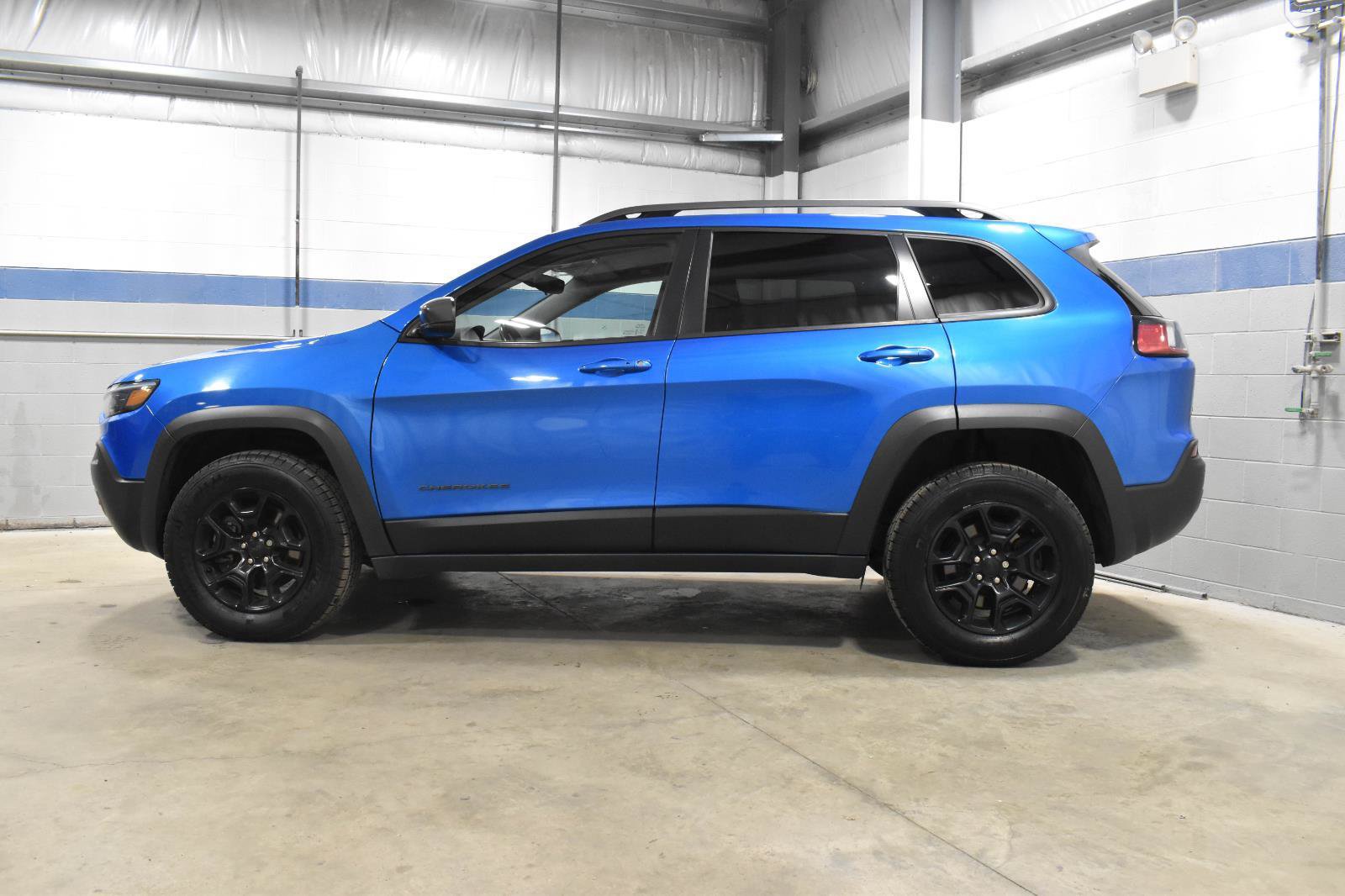 Used 2020 Jeep Cherokee Trailhawk w/ Cold Weather Group AWD/4WD image 23
