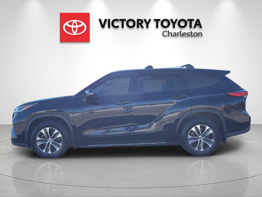 Used 2022 Toyota Highlander XLE AWD/4WD image 2
