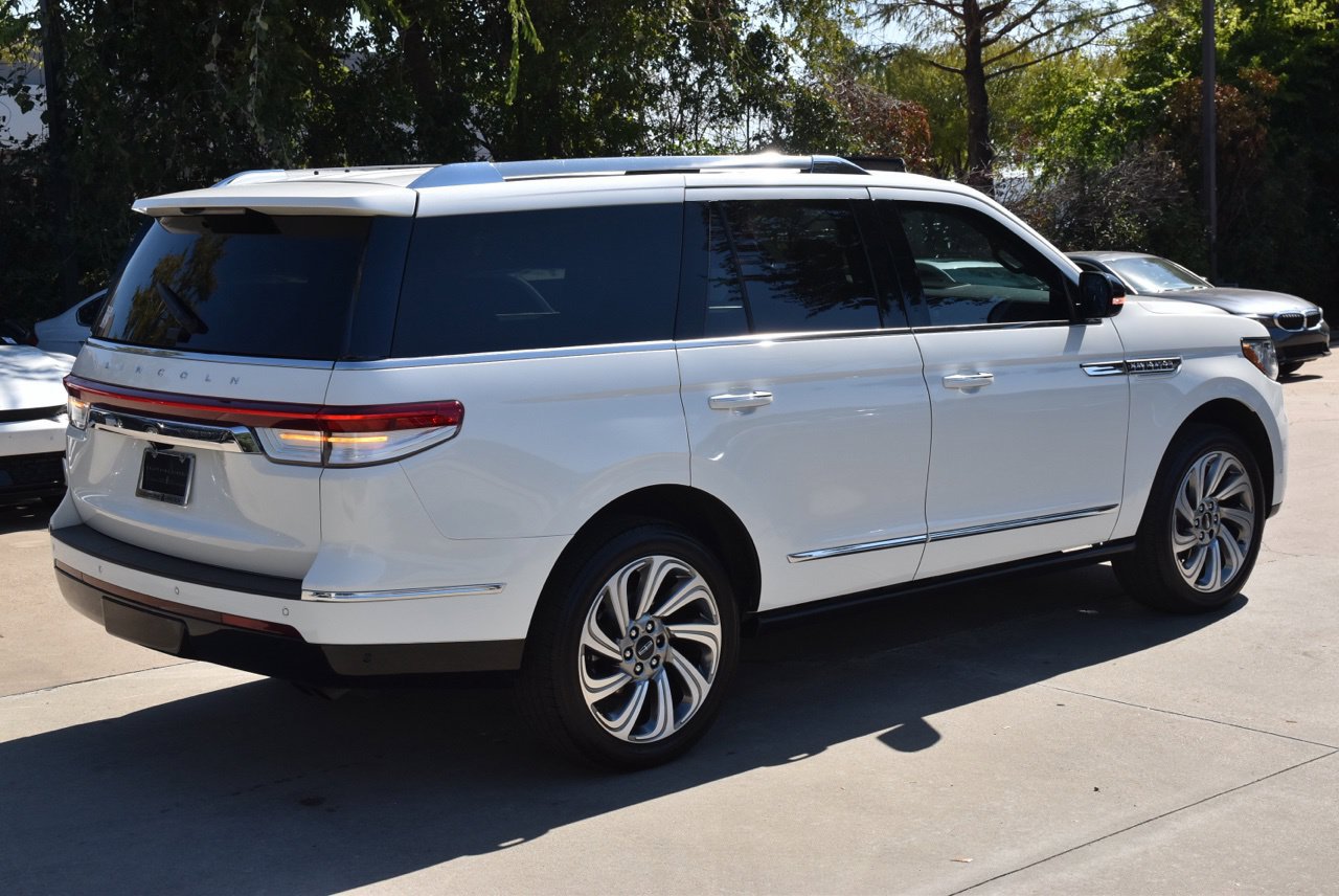 Used 2023 Lincoln Navigator 2WD image 7
