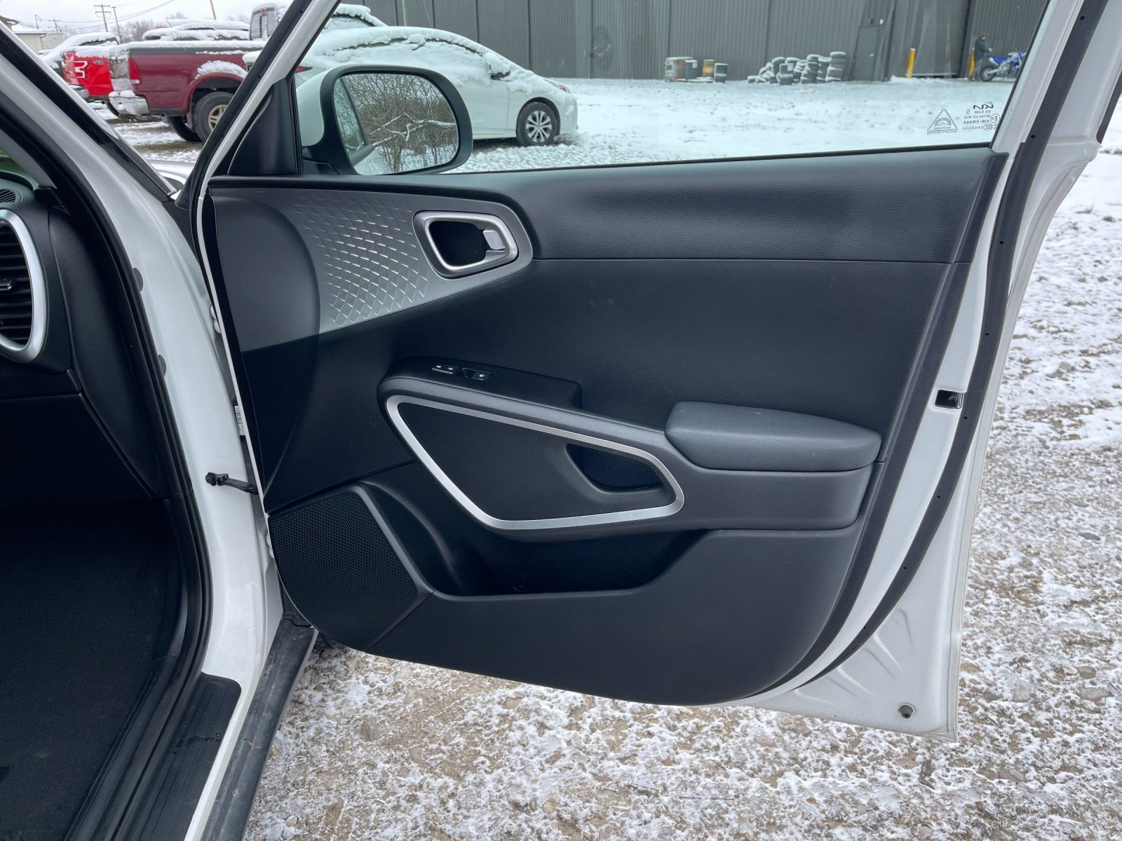 Used 2025 Kia Soul LX image 17