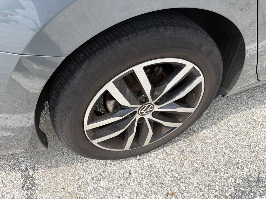 Used 2025 Volkswagen Jetta SE FWD image 21