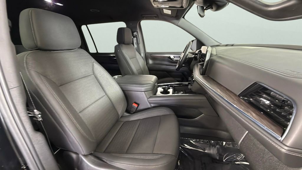 Used 2025 Chevrolet Suburban LS image 37