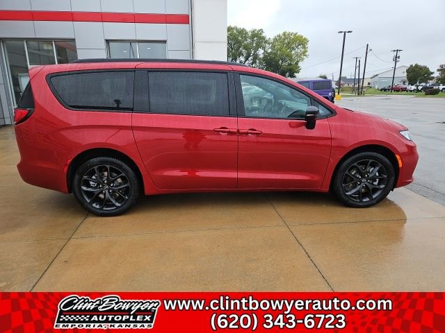 New 2026 Chrysler Pacifica Limited w/ S Appearance Package image 9