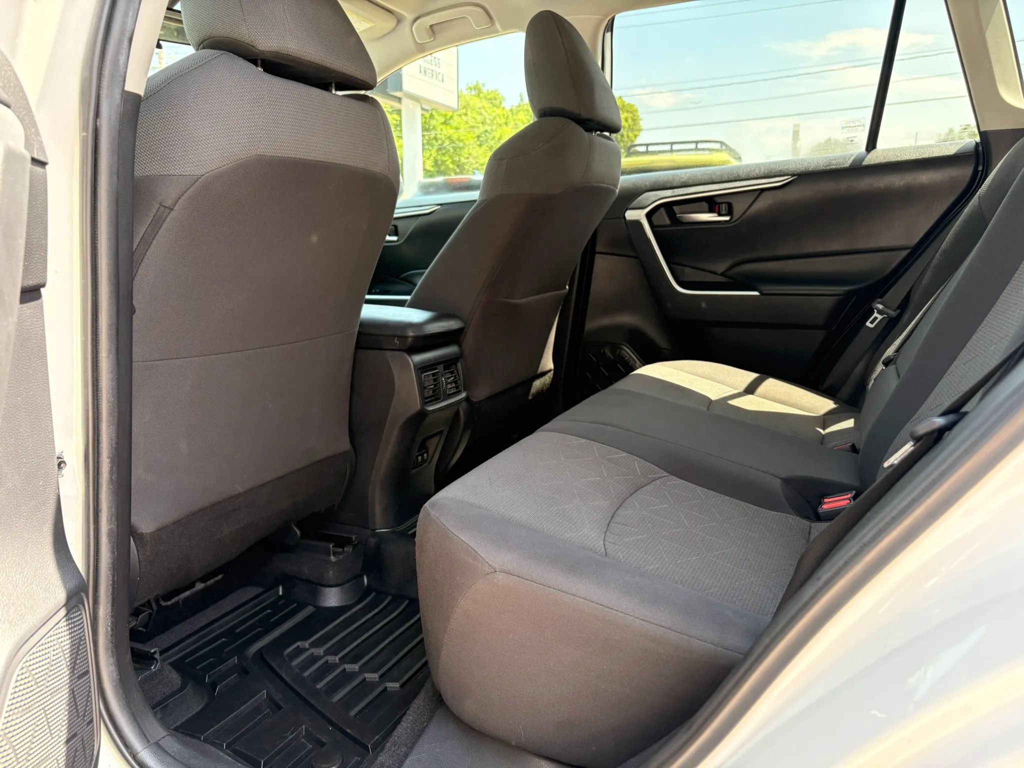 Used 2021 Toyota RAV4 XLE AWD/4WD image 14