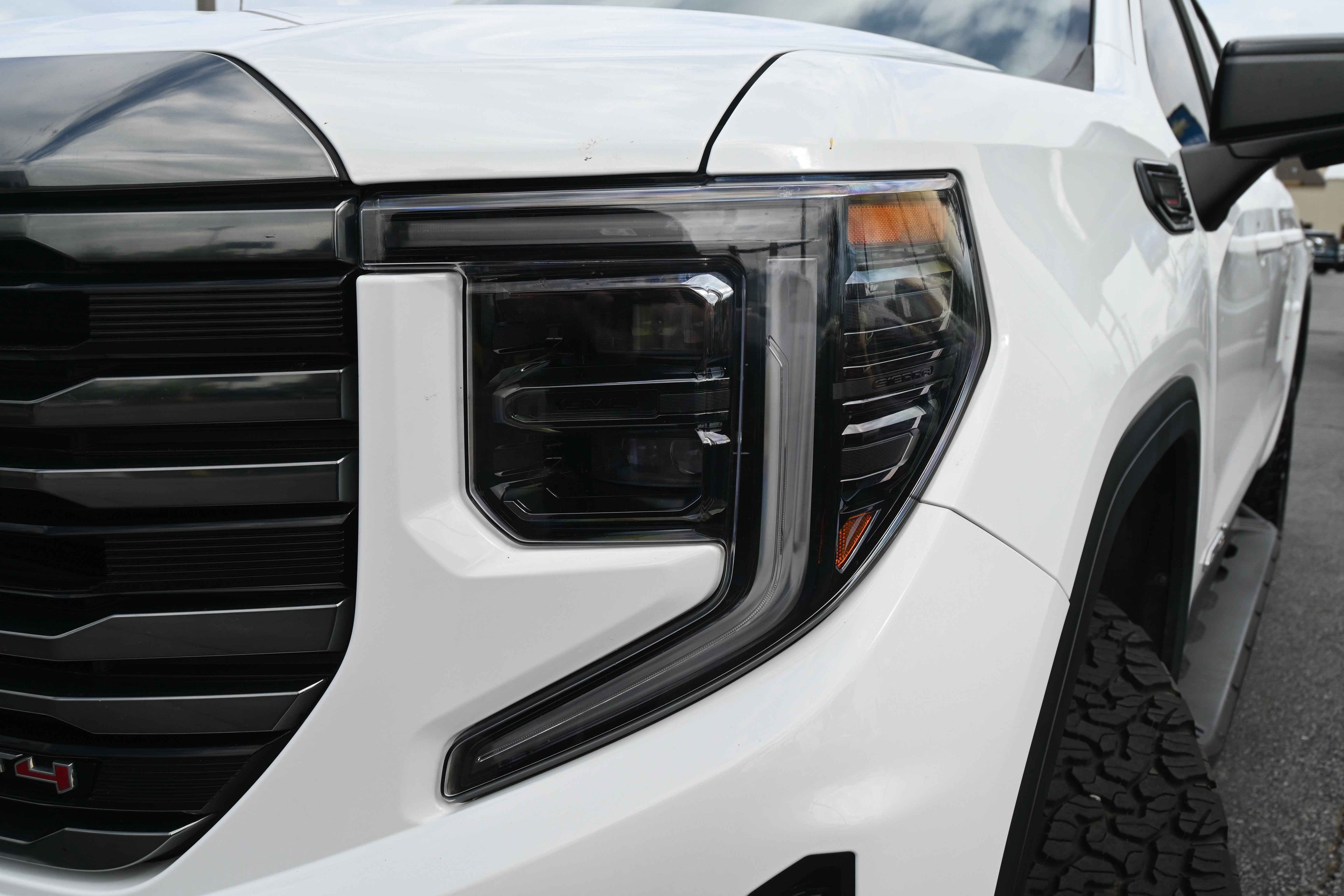 Used 2023 GMC Sierra 1500 AT4 w/ AT4 Premium Package AWD/4WD image 6