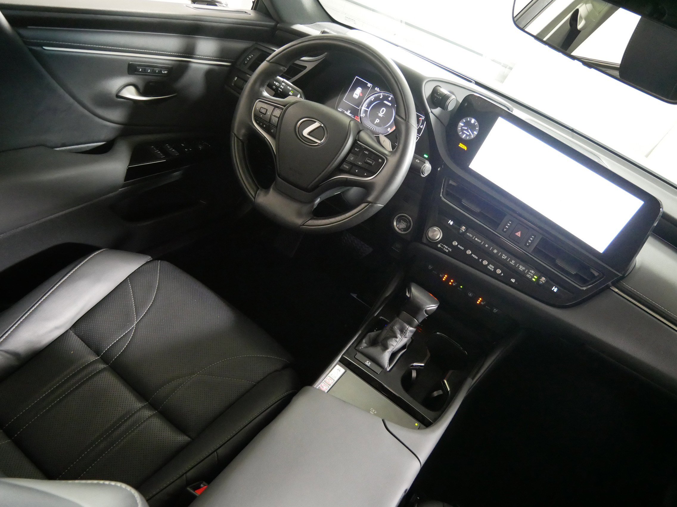 Used 2023 Lexus ES 350 Ultra Luxury w/ Accessory Package (Z1) image 9