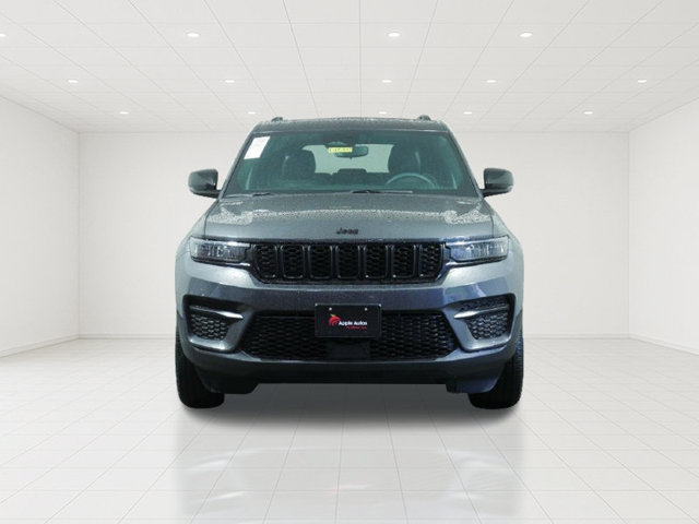 Used 2023 Jeep Grand Cherokee Altitude AWD/4WD image 2