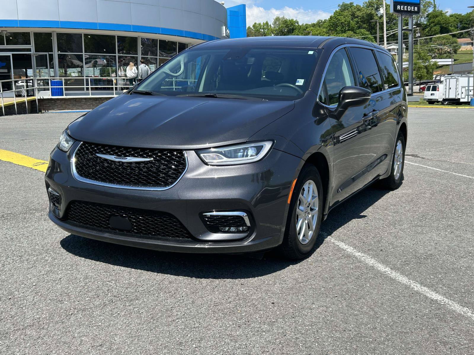 Used 2023 Chrysler Pacifica Touring-L FWD image 6