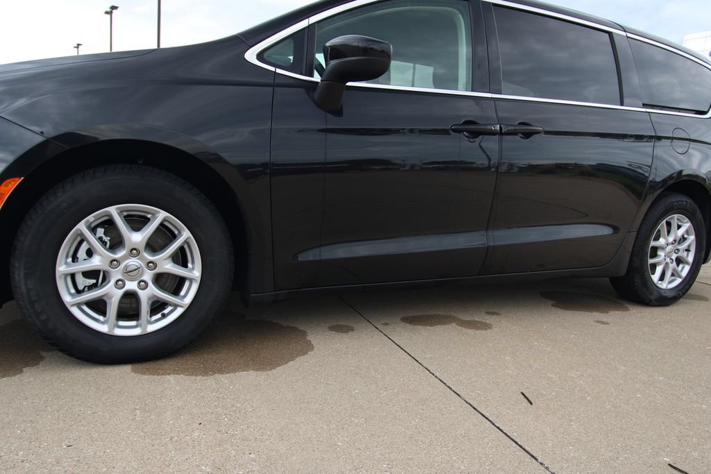 Used 2022 Chrysler Voyager LX FWD image 11