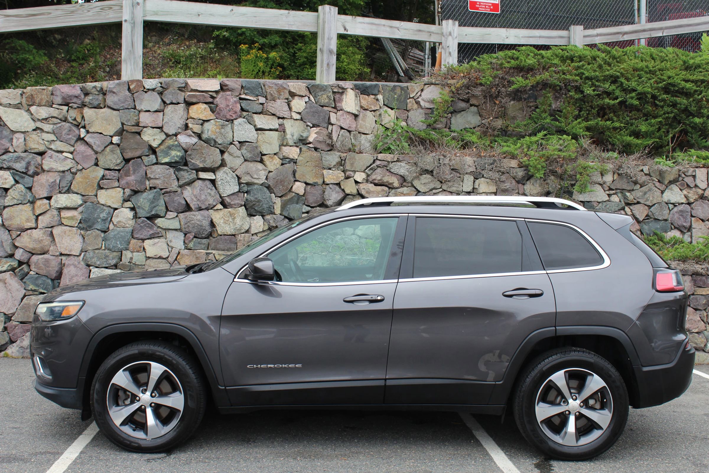 Used 2019 Jeep Cherokee Limited image 6