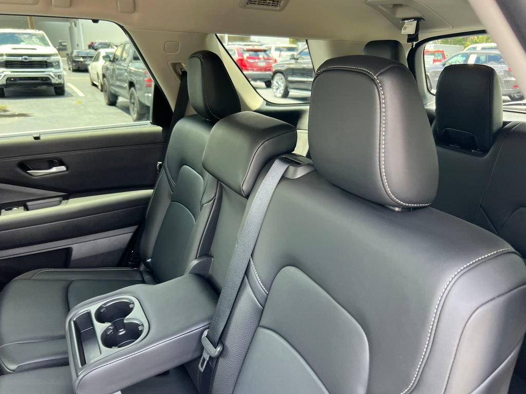 Used 2025 Nissan Pathfinder SL AWD/4WD image 16