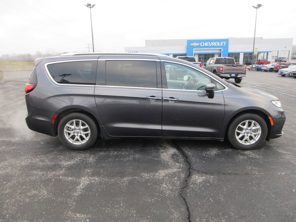 Used 2021 Chrysler Pacifica Touring-L image 6