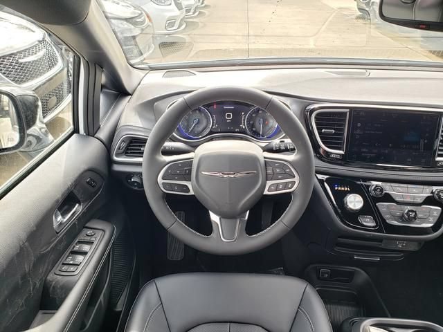 New 2026 Chrysler Pacifica Select AWD/4WD image 9
