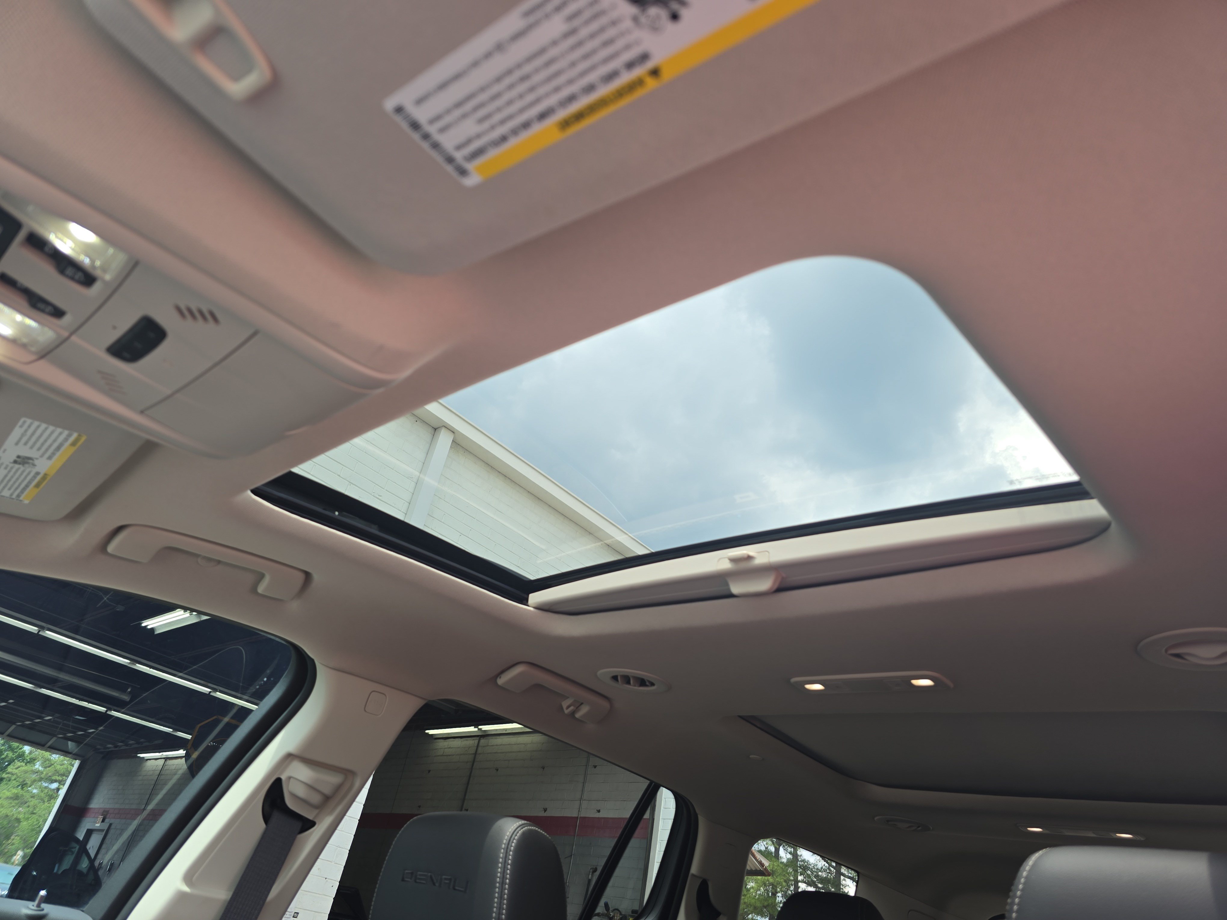 Used 2023 GMC Acadia Denali w/ Denali Ultimate Package FWD image 31