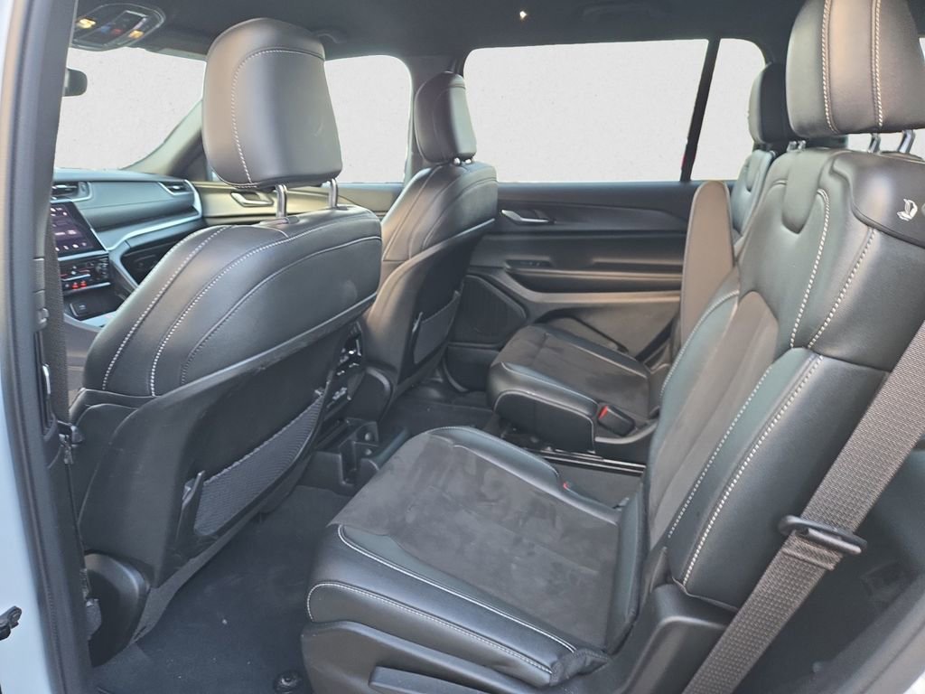 Used 2023 Jeep Grand Cherokee L Laredo image 16